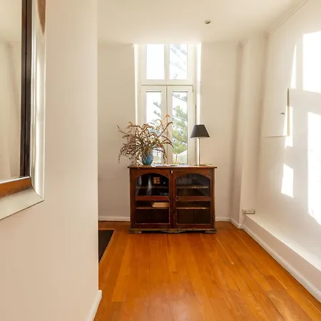 3 Bedroom House In Cascais, 15 Min Walking To With Parking Spot Апартаменты