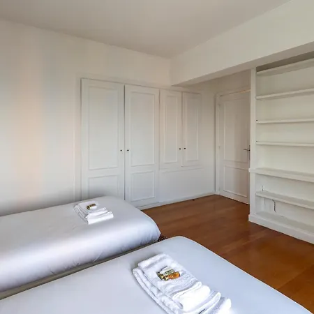 Apartament 3 Bedroom House In Cascais, 15 Min Walking To Beach With Parking Spot Estoril
