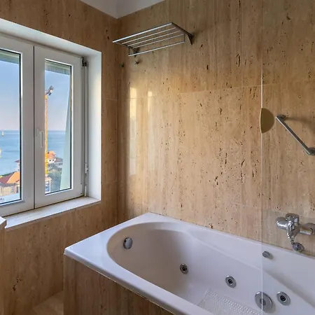 3 Bedroom House In Cascais, 15 Min Walking To Beach With Parking Spot Estoril