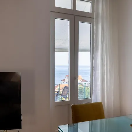 3 Bedroom House In Cascais, 15 Min Walking To With Parking Spot * Эшторил