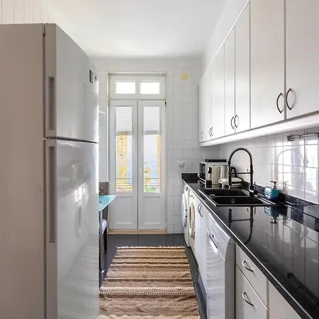 3 Bedroom House In Cascais, 15 Min Walking To Beach With Parking Spot Apartament Estoril
