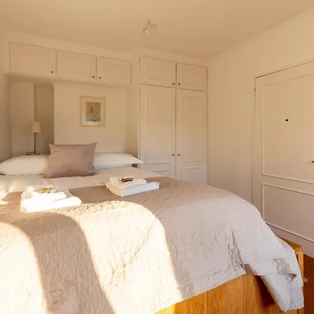 Apartament 3 Bedroom House In Cascais, 15 Min Walking To Beach With Parking Spot