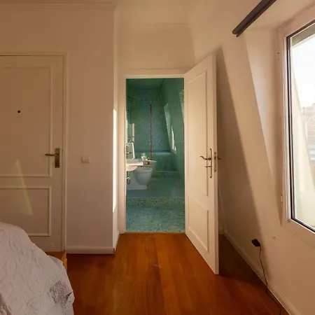 3 Bedroom House In Cascais, 15 Min Walking To Beach With Parking Spot