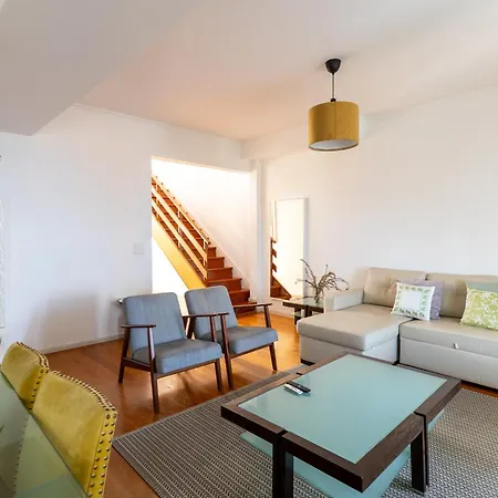 3 Bedroom House In Cascais, 15 Min Walking To With Parking Spot Эшторил