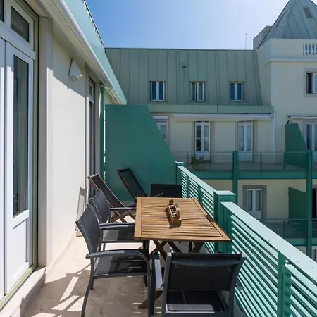 Апартаменты 3 Bedroom House In Cascais, 15 Min Walking To With Parking Spot Эшторил